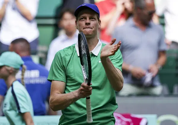 SINNER DA NUMERO UNO DEL TENNIS A COACH MOTIVAZIONALE SU TIKTOK? Ecco perch&eacute; Jannik &egrave; diventato un meme e la voce della sessione estiva 2025&hellip; 