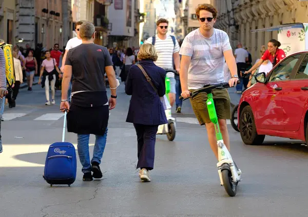 MOBILIT&Agrave; LEGGERA, BUROCRAZIA PESANTE: per i monopattini arriva l'obbligo della targa. Ma quanto coster&agrave;? E le multe...