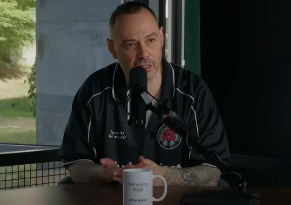 Le bombe di Fabri Fibra a Supernova di Cattelan: Los Angeles Brucia primo in classifica? Impazzisce di gioia. Gli esordi? &ldquo;Guidavo una Punto Sole&rdquo;. E sul mercato discografico "basato su un app di egomaniaci e scrocconi...&rdquo;