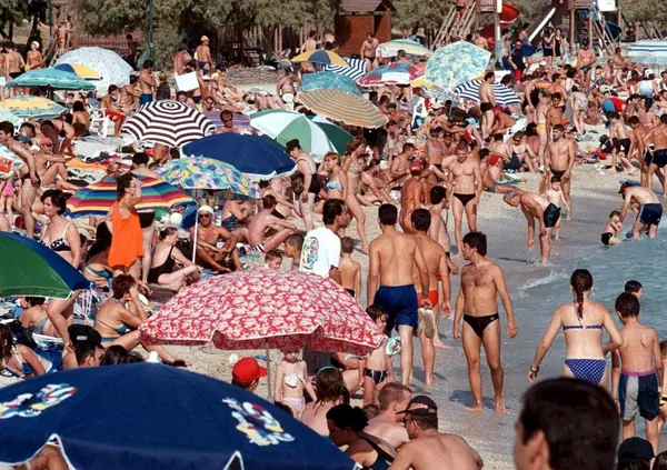 Abbiamo letto &ldquo;La linea dell&rsquo;orizzonte&rdquo; di Christos Vakalopoulos, il Pasolini greco: ma com&rsquo;&egrave;? Il romanzo contro l&rsquo;overtourism che ha previsto tutto e soprattutto una cosa: la fine della civilt&agrave; in una spiaggia invasa d&rsquo;estate (e senza amore)