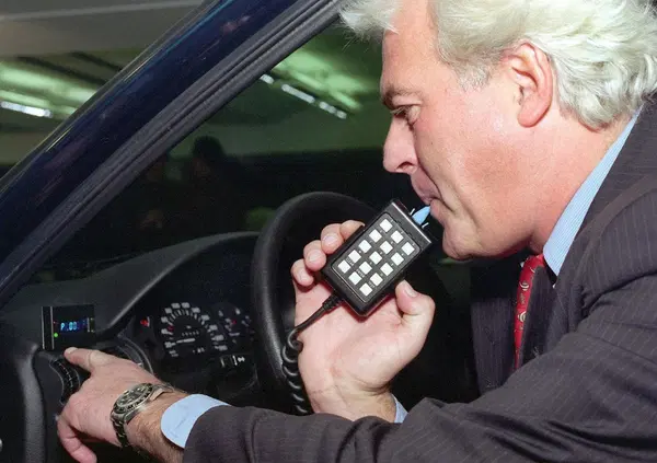 Alcol alla guida? E L'AUTO SCOMPARE! Arriva l'Alcolock e se bevi non parte. Chi deve installarlo, cosa rischia chi beve e a quanto ammontano le multe per gli automobilisti. Spoiler: tanto