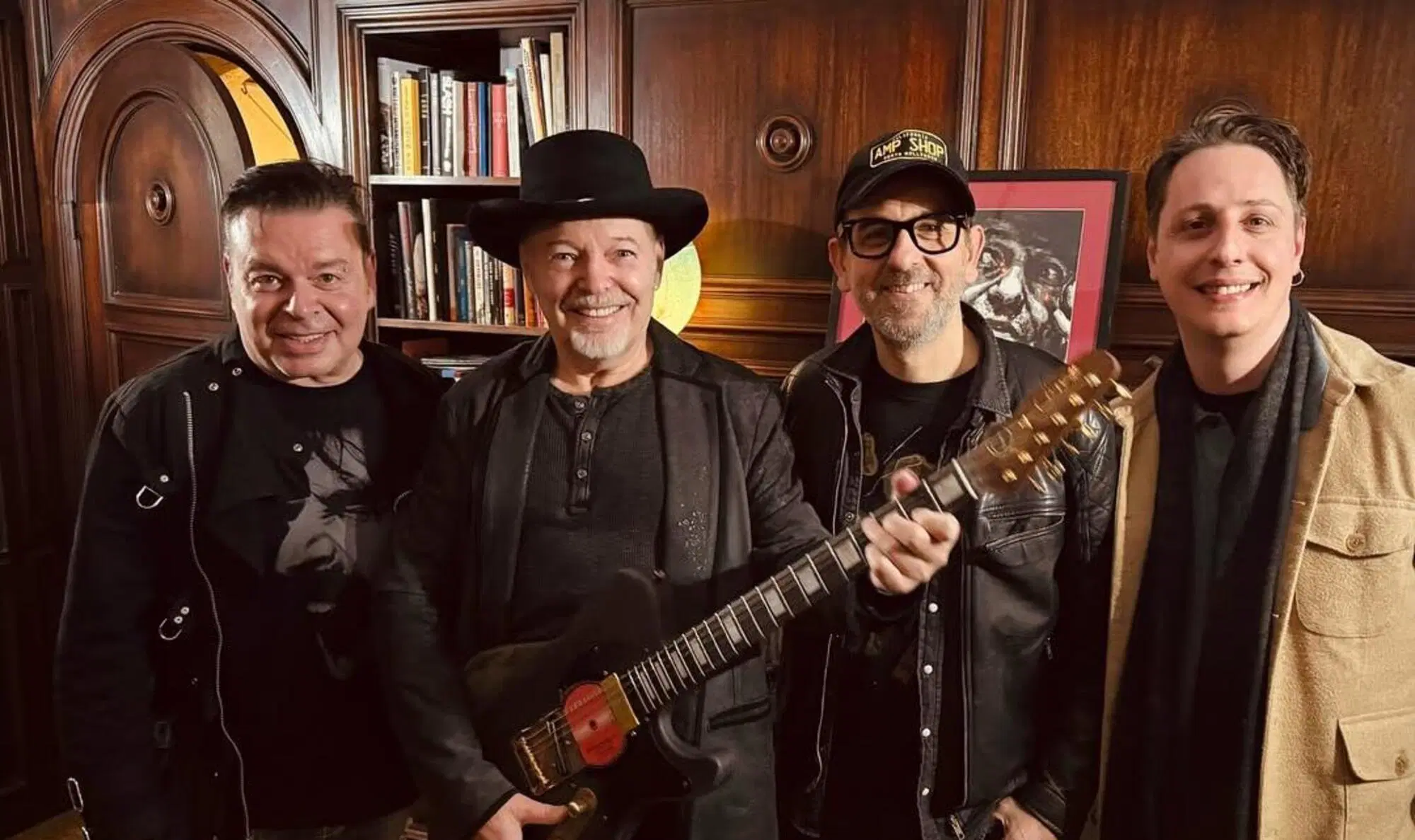 Simone Sello con Vasco Rossi e la chitarra &ldquo;TS Vasco Special"