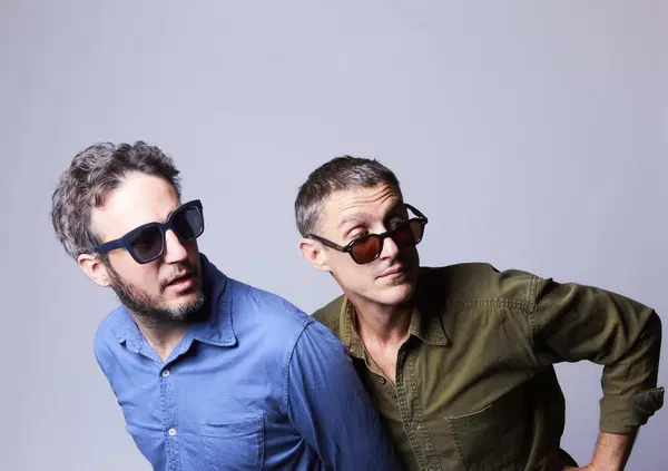 Abbiamo ascoltato &ldquo;Uomini Cani Gabbiani&rdquo;, il nuovo album de Le Feste Antonacci, ma com&rsquo;&egrave;? Un&rsquo;esplosione ordinata di delirio, fede, synth sfatti e amore come ultima salvezza. Un disco che non ha paura di essere troppo e vi spieghiamo perch&eacute;&hellip;