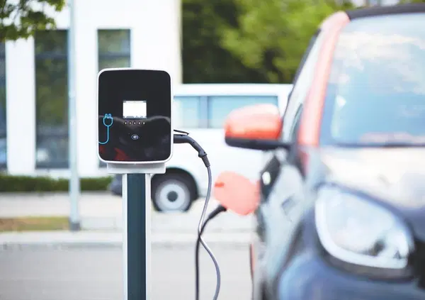 Davvero con i veicoli elettrici aumenta il mal d'auto? C'&egrave; una spiegazione scientifica: l'assenza di rumore del motore e delle vibrazioni dei sedili...