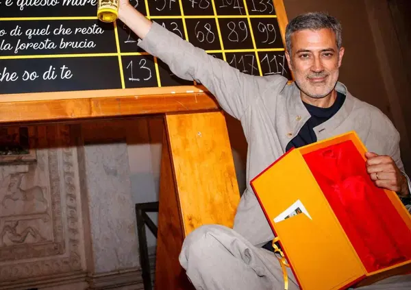 Abbiamo letto L&rsquo;Anniversario (Feltrinelli), il libro vincitore del Premio Strega di Andrea Bajani, ma com'&egrave;? Un giovane Holden del 2025, ma condito di fascismo e patriarcato...