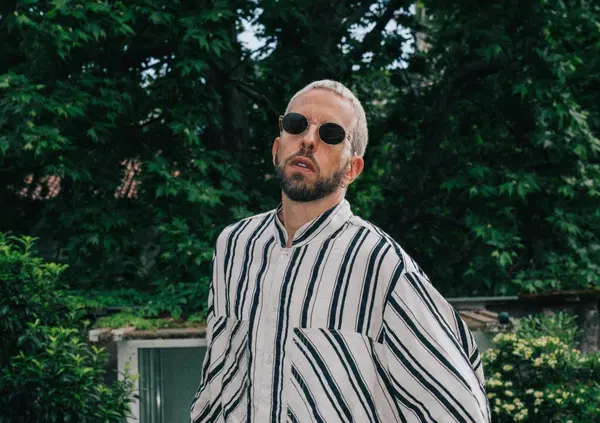 Abbiamo ascoltato &ldquo;Manifesto&rdquo;, il nuovo album di Shablo, ma com&rsquo;&egrave;? Un viaggio analogico tra spiritualit&agrave; e citazioni colte. Ecco perch&eacute; la sua &egrave; un&rsquo;idea di musica che oggi non ha quasi nessuno&hellip;