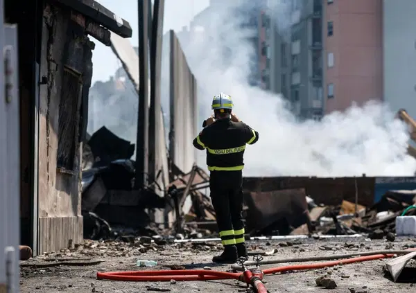 BOMBARDANO ROMA? NO, SCOPPIA UN DISTRIBUTORE! 45 feriti (2 in pericolo di vita), cos'&egrave; successo: la fuga di gas, l'autocisterna di Gpl e le fiamme...