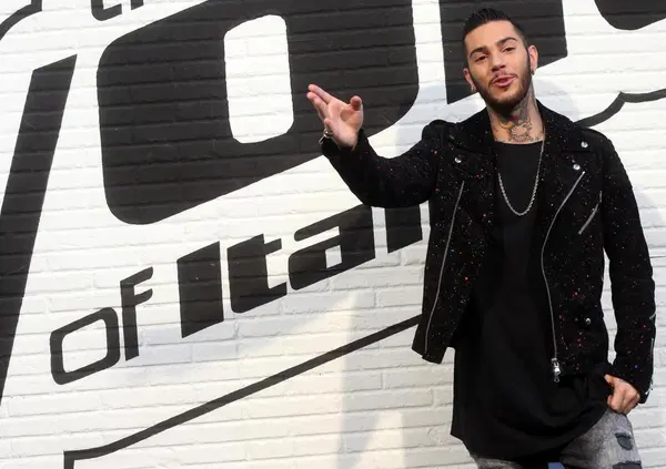 Caso ultras, Emis Killa rompe il silenzio: &ldquo;Indagato per associazione a delinquere? Ero pietrificato. Ma non sono condannato&rdquo;. Il rap: &ldquo;No al politicamente corretto&rdquo;. E su Sanremo spiega perch&eacute; &ldquo;mi avrebbero fischiato&hellip;&rdquo;