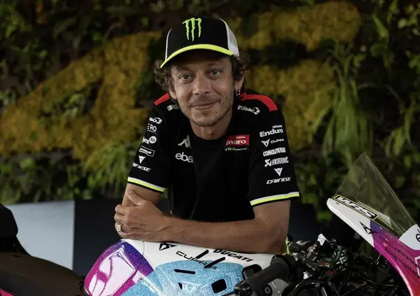 Il Team VR46 come non l'avete mai visto: le premure di Valentino Rossi ("Casanova-Savelli da sistemare") e Cesare Cremonini che canta i Ricchi e Poveri per Di Giannantonio
