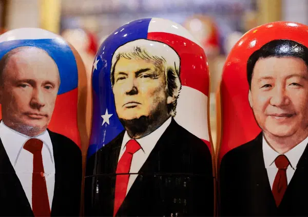 Ma lo sapete che Usa e Cina stanno combattendo una guerra invisibile? Le proteste in Serbia e in Kenya, la crisi in Thailandia, il riarmo in Polonia: vi spieghiamo che caz*o succede (a scapito dell'Europa). E la Russia di Putin...