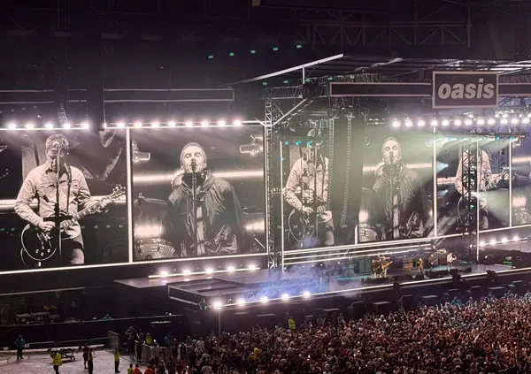 Siamo andati al concerto di reunion degli Oasis a Cardiff, ma com&rsquo;&egrave; stato? Una setlist perfetta e un live tra birre volanti, abbracci tra Noel e Liam Gallagher e fan in delirio. Vi raccontiamo un sogno che si avvera con il ritorno dei re del britpop&hellip;