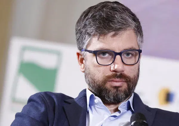 &ldquo;Elon Musk vuole cambiare la specie umana&rdquo;. Abbiamo letto &ldquo;Il Nemico&rdquo; di Stefano Feltri (Utet), ma com'&egrave;? Una critica al re di Tesla, Space X e dei social: ecco perch&eacute; la democrazia &egrave; un intralcio agli affari, e l'ex Doge va fermato