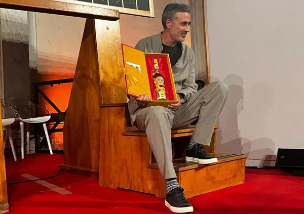 Il maschilismo del Premio Strega e di Andrea Bajani: perch&eacute; lo scrittore de &ldquo;L&rsquo;Anniversario&rdquo;, che si lamenta del patriarcato, non ha rinunciato al premio in favore di una donna?