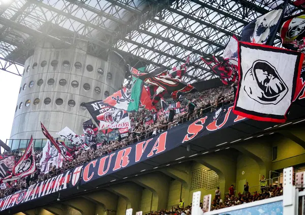 I Banditi della curva Sud non saranno a Milanello ad accogliere la squadra: ma cosa &egrave; successo? E intanto gli ultras del Milan fanno la festa di fine anno: &ldquo;Cantiamo pi&ugrave; forte per chi non &egrave; qua&rdquo;. Il riferimento &egrave; a Luca Lucci? Ecco i dettagli