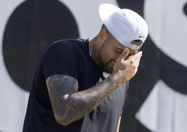 CLAMOROSO: Kyrgios lasciato fuori dai cancelli di Wimbledon. Ma lui come ha reagito? Dal &ldquo;Ma lo sai chi sono io?&rdquo; a &ldquo;Google funziona?&rdquo;, ecco la parabola discendente di un Nik fuori dal tennis, in tutti i sensi