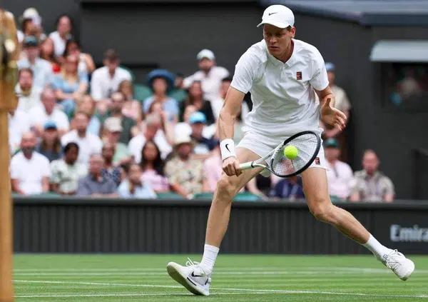 La vittoria di Jannik Sinner contro Martinez a Wimbledon? Poteva fare meglio se voleva vedersi la Formula 1 in tempo. L'Italia intanto gode con Cobolli
