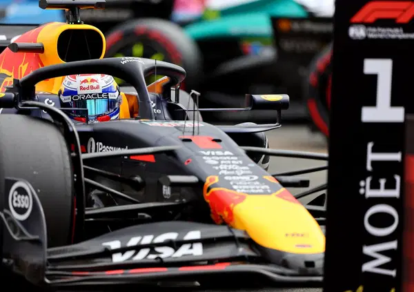 Ma che errore ha fatto Lewis Hamilton a Silverstone? Max Verstappen in pole zittisce la McLaren, Ferrari ne esce sconfitta