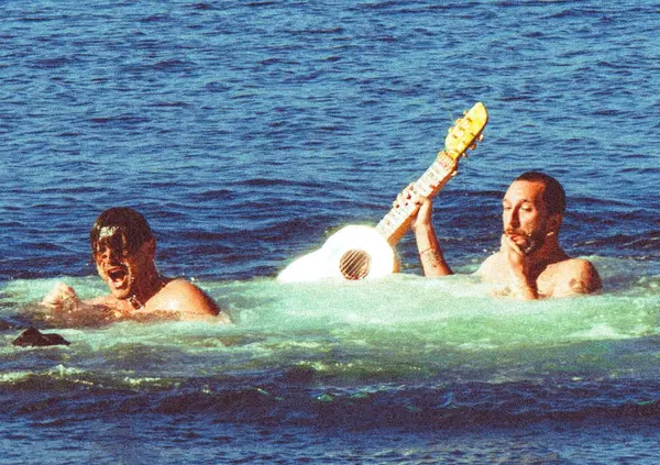 Abbiamo ascoltato &ldquo;Felini&rdquo;, il nuovo singolo di Venerus e Marco Castello, ma com&rsquo;&egrave;? Un gatto randagio, due voci gentili e tutta la poesia che ci resta. &Egrave; la canzone pi&ugrave; tenera e vera dell&rsquo;estate e vi spieghiamo perch&eacute;&hellip;