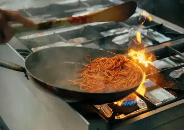 A Bari stanno esagerando con i prezzi nei ristoranti? Spaghetti e orecchiette con scontrini folli (17-18 euro): ecco come viene spremuto il turismo...