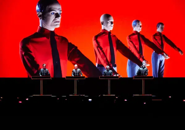 Abbiamo (ri)ascoltato Radioactivity, il disco dei Kraftwerk di 50 anni fa, ma com&rsquo;&egrave;? Un album che ha predetto la musica di oggi e di domani (e torner&agrave; dal vivo a Pisa e Taormina)