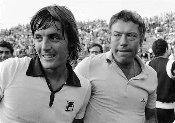 S&igrave;, Adriano Panatta attacc&ograve; il telefono all&rsquo;avvocato Agnelli e lo racconta lui, passando per il rapporto con Pietrangeli, la Coppa Davis, Nadal e il tennis di oggi con Alcaraz e Sinner