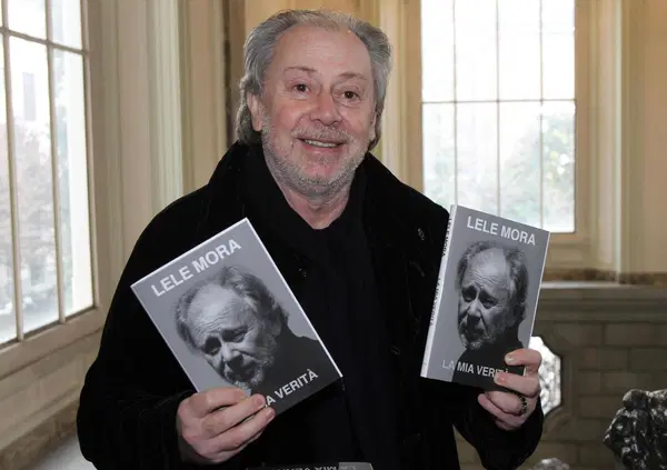 &ldquo;Imboccavo Olindo Romano in cella, lo chiamavo Yogi&rdquo;. Lele Mora e la sua verit&agrave; a Libri Brutti di Auroro Borealo. Alfonso Signorini? &ldquo;Mi ha insegnato la parola opportunismo&rdquo;. E sull'arresto, Emilio Fede, Berlusconi e il massaggio ai piedi&hellip;