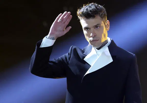 Ma l'avete vista l'estate proletaria di Fedez? L'anno scorso agli after party esclusivi in Sardegna, adesso alle sagre di paese con Povia