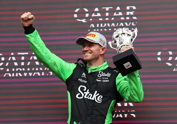 CHE KILLER! La figlia che impazzisce davanti alla TV, il regalo di Verstappen, lo champagne da ogni dove: il weekend di Nico Hulkenberg &egrave; stato pura follia