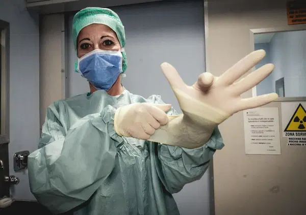 Tutti gli errori medici di Stefano Stracciari, il dottor silicone che ha deturpato il volto delle pazienti per anni: farmaci scaduti, attrezzature guaste e assoluta mancanza di sterilit&agrave;. Ma com&rsquo;&egrave; possibile che nessuno l&rsquo;abbia fermato prima?