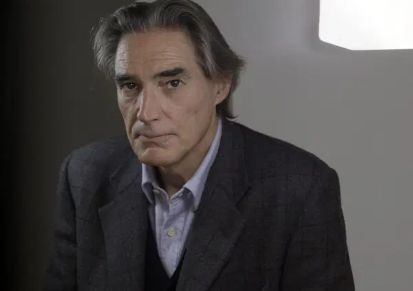 Abbiamo letto &ldquo;I bracciali dello scudo&rdquo;, l&rsquo;antologia di Alessandro Ceni, il poeta pi&ugrave; difficile d&rsquo;Italia: ma com&rsquo;&egrave;? Una guerra continua: la poesia? Il nucleo profondo dell&rsquo;esistenza da indagare come un thriller