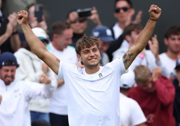 COBOLLI, COS&Igrave; CI FAI IMPAZZIRE: Dalle lacrime del padre alle sue parole in campo, ecco perch&eacute; ha tutto per essere un campione. Djokovic MOSTRUOSO, mentre Sonego &ldquo;rovina&rdquo; il trio azzurro&hellip;