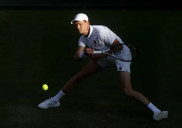 OK MA COSA &Egrave; SUCCCESSO AL BRACCIO DESTRO DI JANNIK SINNER a Wimbledon contro Dimitrov?