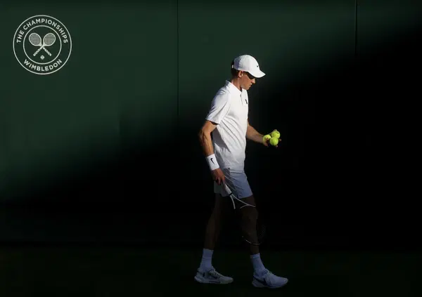 CLAMOROSO: DIMITROV SI RITIRA CONTRO UN PESSIMO SINNER. Ecco uno dei match pi&ugrave; brutti e assurdi che abbiamo visto a Wimbledon