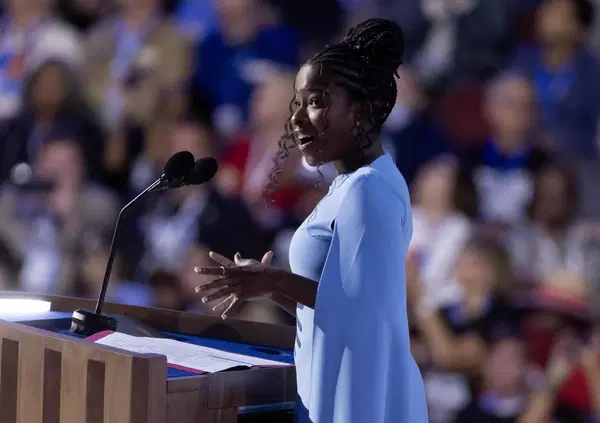 La poetessa Amanda Gorman cadidata presidente degli Stati Uniti? La stroncatura di Aldo Nove: "Una Paris Hilton che scrive versi. I poeti drogati da ideologie di potere hanno sempre fallito..."