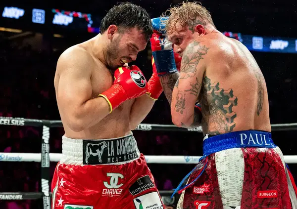FUGGITIVO! Ma chi &egrave; Julio C&eacute;sar Ch&aacute;vez Jr, ex campione del mondo di boxe scomparso dopo l&rsquo;incontro con Jake Paul? I presunti legami con il cartello di Sinaloa, il traffico di armi e il padre (El Toro de Culiac&aacute;n): ecco la storia del &ldquo;figlio della leggenda&rdquo;