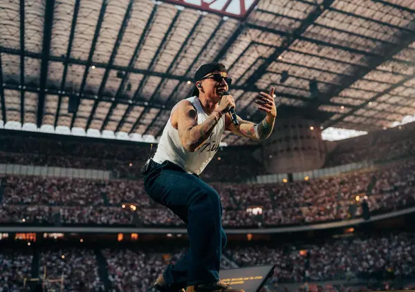 Siamo stati al concerto di Ultimo a San Siro, ma com'&egrave; andata? Pioggia, emozioni e sold out! Ecco come si &egrave; trasformato da artista emergente a leggenda in meno di 10 anni...