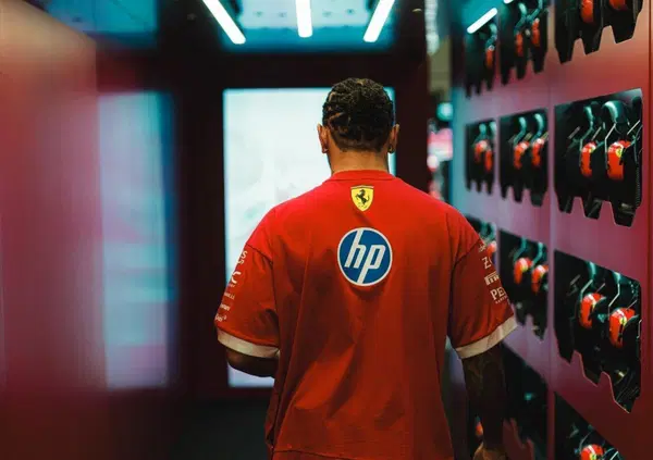 Lewis Hamilton: &ldquo;L&rsquo;aura che c&rsquo;&egrave; intorno alla Ferrari &egrave; unica&rdquo;, ma intanto la SF-25 cade letteralmente a pezzi. Le indiscrezioni remano contro la rossa, anche se&hellip;