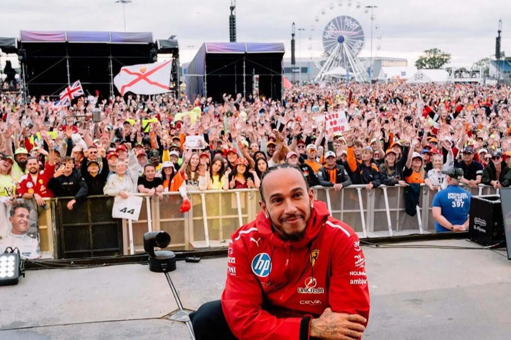Lewis Hamilton con i suoi tifosi a Silverstone