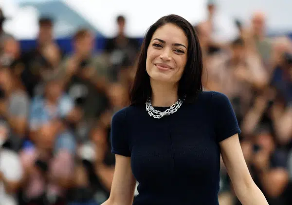 L'ESTATE BOLLENTE DI ELODIE: davvero la storia con Iannone sta per finire? E ai concerti fa il dito medio ai fan molesti: &ldquo;Se mi vedete un po&rsquo; cos&igrave; &egrave; perch&eacute; volevo gi&agrave; litigare, purtroppo...&rdquo;