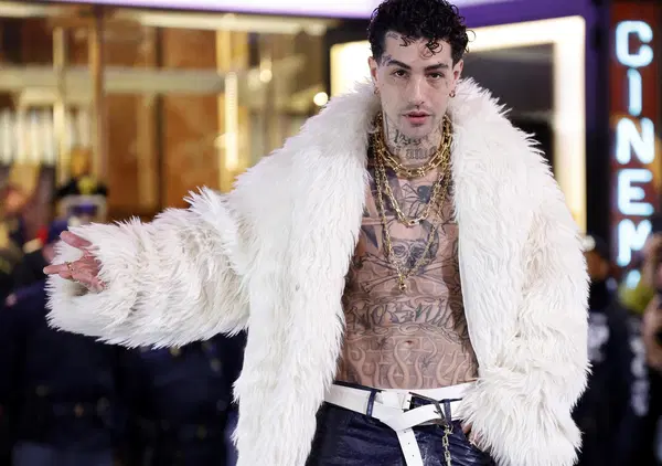 Tony Effe e Den Harrow: la stessa parabola quarant'anni dopo? L'immagine prima della musica, i numeri preferiti alla qualit&agrave; e il pubblico che, a un certo punto, scappa (come al Circo Massimo)