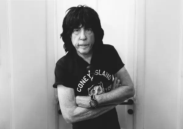 L'intervista definitiva a Marky Ramone: "Il punk &egrave; nato a New York, inglesi come i Sex Pistols non hanno inventato niente". Droga, party e odio per l'auto-tune: il batterista dei Ramones si racconta a MOW