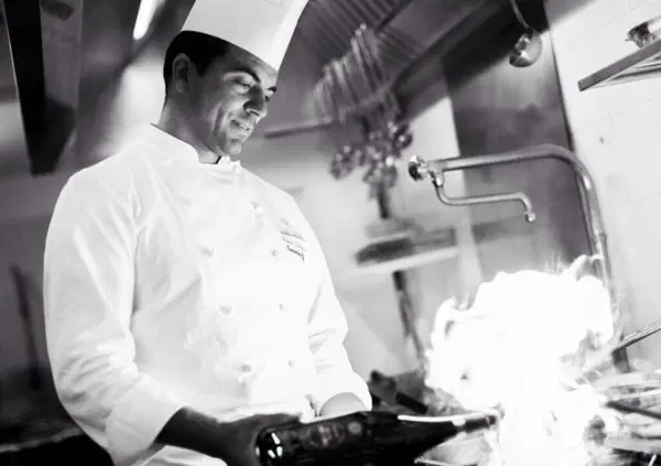 Lo chef Paolo Cappuccio &egrave; la nuova egemonia culturale in cucina? &ldquo;Ho tatuato svastica e Mussolini, per me &egrave; un gesto di ribellione. Perch&eacute; avere Che Guevara fa figo e questo no?&rdquo; E asfalta Masterchef&hellip; 