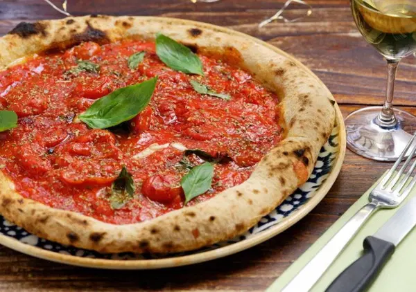 Una pizza marinara pu&ograve; costare 10 euro? Per la pizzeria Il Rito di Carate Brianza s&igrave;, ma i social insorgono. Ecco la nuova puntata delle polemiche nel food...
