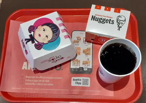 Siamo andati a mangiare il panino di Squid Game, da Kentucky Fried Chicken, ma com&rsquo;&egrave;? Vi spieghiamo perch&eacute; ci &egrave; piaciuto, anche se ci siamo sentiti dei polli in batteria&hellip;