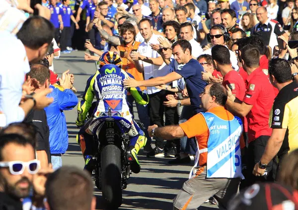 S&igrave;, Dorna sta tornando ad accendere il 2015 tra Valentino Rossi e Marc Marquez: &egrave; per questo che il Doc ha smesso di seguire la MotoGP su Instagram?