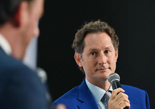  Calenda asfalta John Elkann: &ldquo;Stellantis affondata. La fusione del 2021 con i francesi un tradimento&rdquo;. Ferrari? &ldquo;In Fomula 1 non vince&rdquo;. La Juventus? &ldquo;L&rsquo;ultimo scudetto lo ha vinto Andrea Agnelli. Ora&hellip;&rdquo;