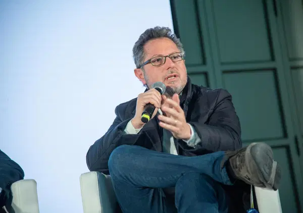 Ma avete visto il nuovo trend di TikTok che inquina? Bisogna buttare la crema solare in mare. Scoppia la polemica e interviene il deputato Francesco Borrelli: ecco perch&eacute; &egrave; un reato