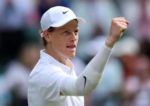 MA STI CAZ*O DI INGLESI A WIMBLEDON CONTRO SINNER? &ldquo;Dovrebbe essere squalificato, tifate per Djokovic&rdquo;. Ecco come il DailyMail torna sul caso clostebol: &ldquo;Invece di Dust and Glory con Bocelli, dovrebbe cantare Doping e&hellip;&rdquo;