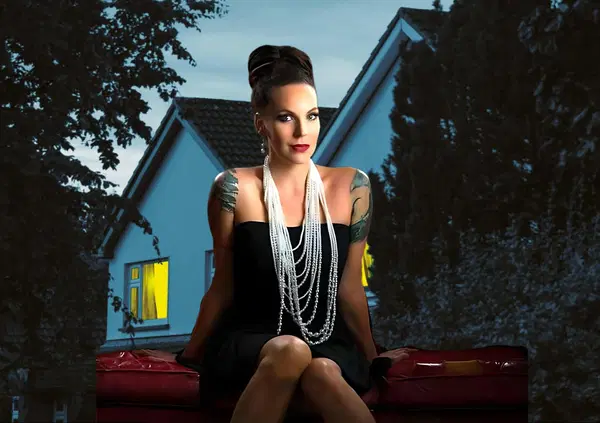 Abbiamo letto &ldquo;Una strada tranquilla&rdquo; di Seraphina Nova Glass (Fazi): ma com&rsquo;&egrave;? Il noir dell&rsquo;estate (da cui trarranno anche una serie): un quartiere per ricchi, un omicidio, un amore tossico e&hellip; 