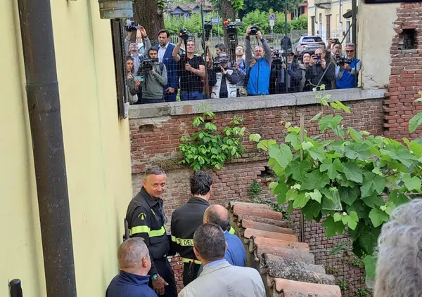 [VIDEO] Omicidio Chiara Poggi, LE SCARPE NEL CANALE DI TROMELLO distraggono dalla SIBILLINA VERIT&Agrave; di Etrazi: &ldquo;Mi dicono che sto toccando spalle importanti. Le scarpe erano 43-44, mai parlato di suola a pallini, per&ograve;&hellip;&rdquo;
